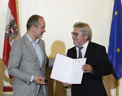 Am 31. Mai 2017 bestellte der Bundeskanzler Vertreterinnen und Vertreter der Wirtschaft zu Mitgliedern der bei der Bundesanstalt "Statistik &Ouml;sterreich" eingerichteten Wirtschaftskurie. Im Bild Kanzleramtsminister Thomas Drozda (l.) bei der Dekret&uuml;berreichung an Kommerzialrat f&uuml;r die Statistik Herbert Kohler (r.).