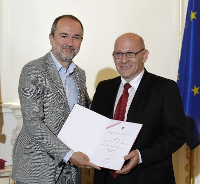 Am 31. Mai 2017 bestellte der Bundeskanzler Vertreterinnen und Vertreter der Wirtschaft zu Mitgliedern der bei der Bundesanstalt "Statistik &Ouml;sterreich" eingerichteten Wirtschaftskurie. Im Bild Kanzleramtsminister Thomas Drozda (l.) bei der Dekret&uuml;berreichung an Kommerzialrat f&uuml;r die Statistik Franz Leitner (r.).