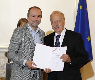 Am 31. Mai 2017 bestellte der Bundeskanzler Vertreterinnen und Vertreter der Wirtschaft zu Mitgliedern der bei der Bundesanstalt "Statistik &Ouml;sterreich" eingerichteten Wirtschaftskurie. Im Bild Kanzleramtsminister Thomas Drozda (l.) bei der Dekret&uuml;berreichung an Kommerzialrat f&uuml;r die Statistik Karl Maschen (r.).