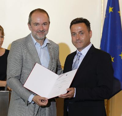 Am 31. Mai 2017 bestellte der Bundeskanzler Vertreterinnen und Vertreter der Wirtschaft zu Mitgliedern der bei der Bundesanstalt "Statistik &Ouml;sterreich" eingerichteten Wirtschaftskurie. Im Bild Kanzleramtsminister Thomas Drozda (l.) bei der Dekret&uuml;berreichung an Kommerzialrat f&uuml;r die Statistik Burkhard Moser (r.).