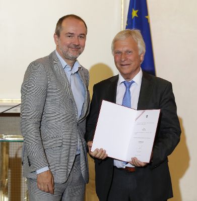 Am 31. Mai 2017 bestellte der Bundeskanzler Vertreterinnen und Vertreter der Wirtschaft zu Mitgliedern der bei der Bundesanstalt "Statistik &Ouml;sterreich" eingerichteten Wirtschaftskurie. Im Bild Kanzleramtsminister Thomas Drozda (l.) bei der Dekret&uuml;berreichung an Kommerzialrat f&uuml;r die Statistik Helmut Pilz (r.).