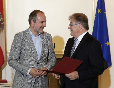 Am 31. Mai 2017 bestellte der Bundeskanzler Vertreterinnen und Vertreter der Wirtschaft zu Mitgliedern der bei der Bundesanstalt "Statistik &Ouml;sterreich" eingerichteten Wirtschaftskurie. Im Bild Kanzleramtsminister Thomas Drozda (l.) bei der Dekret&uuml;berreichung an Kommerzialrat f&uuml;r die Statistik Karl Rudolf Polz (r.).