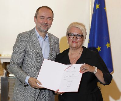 Am 31. Mai 2017 bestellte der Bundeskanzler Vertreterinnen und Vertreter der Wirtschaft zu Mitgliedern der bei der Bundesanstalt "Statistik &Ouml;sterreich" eingerichteten Wirtschaftskurie. Im Bild Kanzleramtsminister Thomas Drozda (l.) bei der Dekret&uuml;berreichung an Kommerzialr&auml;tin f&uuml;r die Statistik Sissi Reiterer (r.).