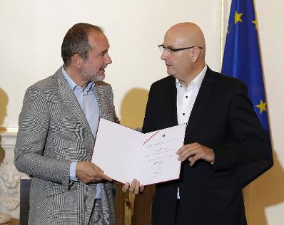 Am 31. Mai 2017 bestellte der Bundeskanzler Vertreterinnen und Vertreter der Wirtschaft zu Mitgliedern der bei der Bundesanstalt "Statistik &Ouml;sterreich" eingerichteten Wirtschaftskurie. Im Bild Kanzleramtsminister Thomas Drozda (l.) bei der Dekret&uuml;berreichung an Kommerzialrat f&uuml;r die Statistik Johann Rinner (r.).