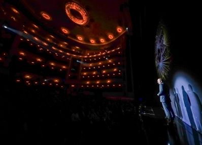 Am 6. Juni 2017 besuchte Kunst- und Kulturminister Thomas Drozda das Life-Ball Celebration Concert im Burgtheater.