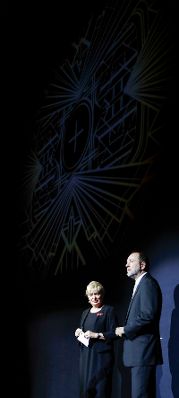 Am 6. Juni 2017 besuchte Kunst- und Kulturminister Thomas Drozda (r.) das Life-Ball Celebration Concert im Burgtheater. Im Bild mit Burgtheater-Direktorin Karin Bergmann (l.).