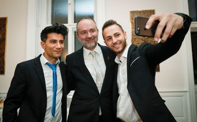 Am 6. Juni 2017 besuchte Kunst- und Kulturminister Thomas Drozda (m.) das Life-Ball Celebration Concert im Burgtheater.