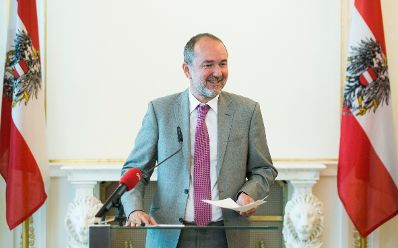 Am 8. Juni 2017 &uuml;berreichte Kunst- und Kulturminister (im Bild) Thomas Drozda das Goldene Ehrenzeichen f&uuml;r Verdienste um die Republik &Ouml;sterreich an Marika Lichter.
