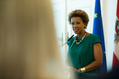 Am 8. Juni 2017 &uuml;berreichte Kunst- und Kulturminister Thomas Drozda das Goldene Ehrenzeichen f&uuml;r Verdienste um die Republik &Ouml;sterreich an Marika Lichter. Im Bild die Laudatorin Arabella Kiesbauer.