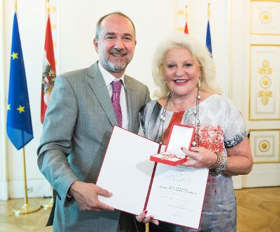 Am 8. Juni 2017 &uuml;berreichte Kunst- und Kulturminister Thomas Drozda (l.) das Goldene Ehrenzeichen f&uuml;r Verdienste um die Republik &Ouml;sterreich an Marika Lichter (r.).