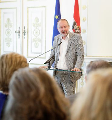 Am 12. Juni 2017 &uuml;berreichte Kunst- und Kulturminister Thomas Drozda (im Bild) das Goldene Ehrenzeichen f&uuml;r Verdienste um die Republik &Ouml;sterreich an Desir&eacute;e Treichl-St&uuml;rgkh.