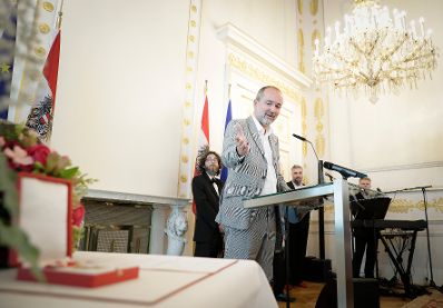 Am 12. Juni 2017 &uuml;berreichte Kunst- und Kulturminister Thomas Drozda (im Bild) das Goldene Ehrenzeichen f&uuml;r Verdienste um die Republik &Ouml;sterreich an Desir&eacute;e Treichl-St&uuml;rgkh.