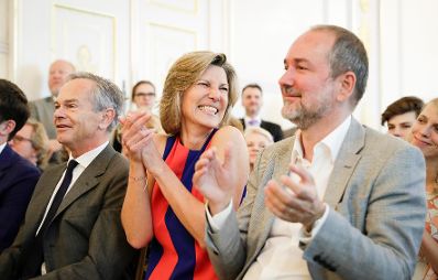 Am 12. Juni 2017 &uuml;berreichte Kunst- und Kulturminister Thomas Drozda (r.) das Goldene Ehrenzeichen f&uuml;r Verdienste um die Republik &Ouml;sterreich an Desir&eacute;e Treichl-St&uuml;rgkh (m.).