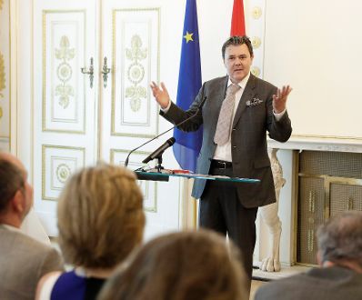 Am 12. Juni 2017 &uuml;berreichte Kunst- und Kulturminister Thomas Drozda das Goldene Ehrenzeichen f&uuml;r Verdienste um die Republik &Ouml;sterreich an Desir&eacute;e Treichl-St&uuml;rgkh. Im Bild der Laudator Alexander Geringer.