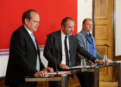 Am 30. Juni 2017 gab Kunst- und Kulturminister Thomas Drozda (m.) eine Pressekonferenz zum neuen Burgtheater Intendanten Martin Ku&scaron;ej (r.). Im Bild mit Christian Kircher (l.).