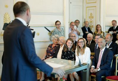 Am 4. Juli 2017 &uuml;berreichte Kunst- und Kulturminister Thomas Drozda (l.) das Goldene Ehrenzeichen f&uuml;r Verdienste um die Republik &Ouml;sterreich an Shmuel Barzilai (r.).