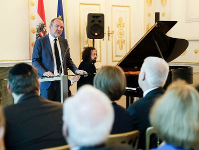 Am 4. Juli 2017 &uuml;berreichte Kunst- und Kulturminister Thomas Drozda (im Bild) das Goldene Ehrenzeichen f&uuml;r Verdienste um die Republik &Ouml;sterreich an Shmuel Barzilai.