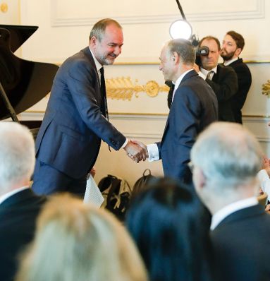 Am 4. Juli 2017 &uuml;berreichte Kunst- und Kulturminister Thomas Drozda (l.) das Goldene Ehrenzeichen f&uuml;r Verdienste um die Republik &Ouml;sterreich an Shmuel Barzilai (r.).