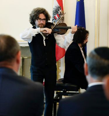 Am 4. Juli 2017 &uuml;berreichte Kunst- und Kulturminister Thomas Drozda das Goldene Ehrenzeichen f&uuml;r Verdienste um die Republik &Ouml;sterreich an Shmuel Barzilai.