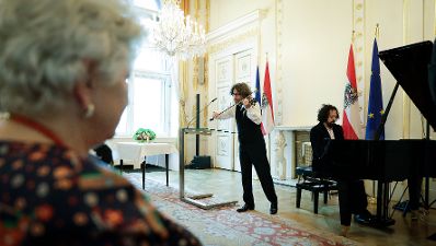 Am 4. Juli 2017 &uuml;berreichte Kunst- und Kulturminister Thomas Drozda das Goldene Ehrenzeichen f&uuml;r Verdienste um die Republik &Ouml;sterreich an Shmuel Barzilai.