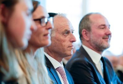 Am 4. Juli 2017 &uuml;berreichte Kunst- und Kulturminister Thomas Drozda (r.) das Goldene Ehrenzeichen f&uuml;r Verdienste um die Republik &Ouml;sterreich an Shmuel Barzilai (2.v.r.).