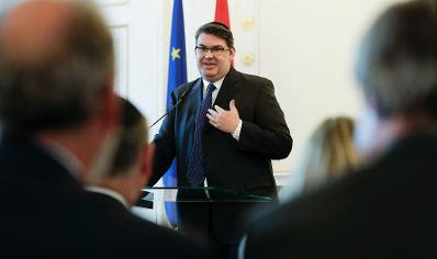 Am 4. Juli 2017 &uuml;berreichte Kunst- und Kulturminister Thomas Drozda das Goldene Ehrenzeichen f&uuml;r Verdienste um die Republik &Ouml;sterreich an Shmuel Barzilai. Im Bild der Pr&auml;sidenten der Israelitischen Kultusgemeinde Oskar Deutsch.