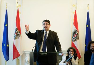 Am 4. Juli 2017 &uuml;berreichte Kunst- und Kulturminister Thomas Drozda das Goldene Ehrenzeichen f&uuml;r Verdienste um die Republik &Ouml;sterreich an Shmuel Barzilai. Im Bild der Pr&auml;sidenten der Israelitischen Kultusgemeinde Oskar Deutsch.