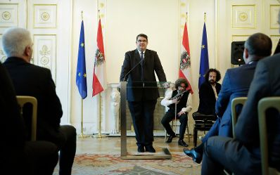 Am 4. Juli 2017 &uuml;berreichte Kunst- und Kulturminister Thomas Drozda das Goldene Ehrenzeichen f&uuml;r Verdienste um die Republik &Ouml;sterreich an Shmuel Barzilai. Im Bild der Pr&auml;sidenten der Israelitischen Kultusgemeinde Oskar Deutsch.