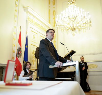 Am 4. Juli 2017 &uuml;berreichte Kunst- und Kulturminister Thomas Drozda das Goldene Ehrenzeichen f&uuml;r Verdienste um die Republik &Ouml;sterreich an Shmuel Barzilai. Im Bild der Pr&auml;sidenten der Israelitischen Kultusgemeinde Oskar Deutsch.