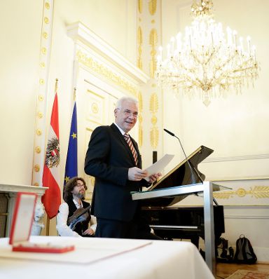 Am 4. Juli 2017 &uuml;berreichte Kunst- und Kulturminister Thomas Drozda das Goldene Ehrenzeichen f&uuml;r Verdienste um die Republik &Ouml;sterreich an Shmuel Barzilai. Im Bild der Gesandte Gerhard Jandl.