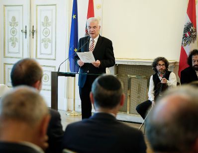 Am 4. Juli 2017 &uuml;berreichte Kunst- und Kulturminister Thomas Drozda das Goldene Ehrenzeichen f&uuml;r Verdienste um die Republik &Ouml;sterreich an Shmuel Barzilai. Im Bild der Gesandte Gerhard Jandl.