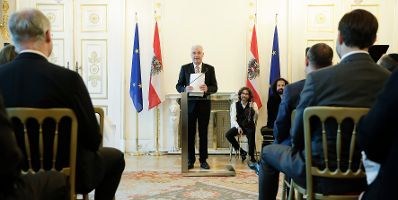 Am 4. Juli 2017 &uuml;berreichte Kunst- und Kulturminister Thomas Drozda das Goldene Ehrenzeichen f&uuml;r Verdienste um die Republik &Ouml;sterreich an Shmuel Barzilai. Im Bild der Gesandte Gerhard Jandl.