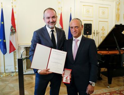 Am 4. Juli 2017 &uuml;berreichte Kunst- und Kulturminister Thomas Drozda (l.) das Goldene Ehrenzeichen f&uuml;r Verdienste um die Republik &Ouml;sterreich an Shmuel Barzilai (r.).