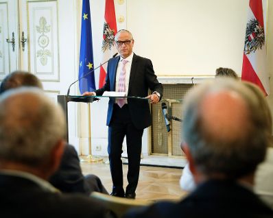 Am 4. Juli 2017 &uuml;berreichte Kunst- und Kulturminister Thomas Drozda das Goldene Ehrenzeichen f&uuml;r Verdienste um die Republik &Ouml;sterreich an Shmuel Barzilai (im Bild).