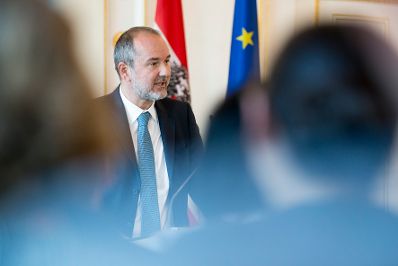 Am 11. Juli 2017 &uuml;berreichte Kanzleramtsminister Thomas Drozda (im Bild) das Gro&szlig;e Silberne Ehrenzeichen mit dem Stern f&uuml;r Verdienste um die Republik &Ouml;sterreich an Sektionschef Gerhard Hesse.