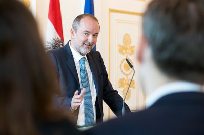 Am 11. Juli 2017 &uuml;berreichte Kanzleramtsminister Thomas Drozda (im Bild) das Gro&szlig;e Silberne Ehrenzeichen mit dem Stern f&uuml;r Verdienste um die Republik &Ouml;sterreich an Sektionschef Gerhard Hesse.