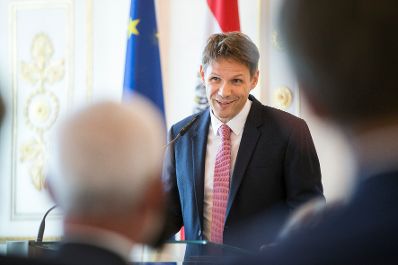 Am 11. Juli 2017 &uuml;berreichte Kanzleramtsminister Thomas Drozda das Gro&szlig;e Silberne Ehrenzeichen mit dem Stern f&uuml;r Verdienste um die Republik &Ouml;sterreich an Sektionschef Gerhard Hesse. Im Bild der Laudator Joachim Preiss.