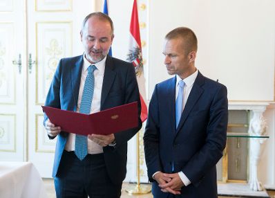 Am 11. Juli 2017 &uuml;berreichte Kanzleramtsminister Thomas Drozda (l.) das Gro&szlig;e Silberne Ehrenzeichen mit dem Stern f&uuml;r Verdienste um die Republik &Ouml;sterreich an Sektionschef Gerhard Hesse (r.).