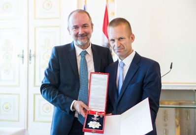 Am 11. Juli 2017 &uuml;berreichte Kanzleramtsminister Thomas Drozda (l.) das Gro&szlig;e Silberne Ehrenzeichen mit dem Stern f&uuml;r Verdienste um die Republik &Ouml;sterreich an Sektionschef Gerhard Hesse (r.).