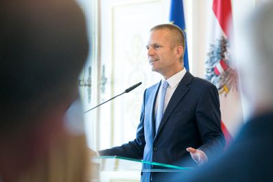 Am 11. Juli 2017 &uuml;berreichte Kanzleramtsminister Thomas Drozda das Gro&szlig;e Silberne Ehrenzeichen mit dem Stern f&uuml;r Verdienste um die Republik &Ouml;sterreich an Sektionschef Gerhard Hesse (im Bild).