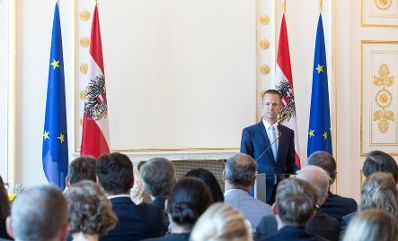 Am 11. Juli 2017 &uuml;berreichte Kanzleramtsminister Thomas Drozda das Gro&szlig;e Silberne Ehrenzeichen mit dem Stern f&uuml;r Verdienste um die Republik &Ouml;sterreich an Sektionschef Gerhard Hesse (im Bild).