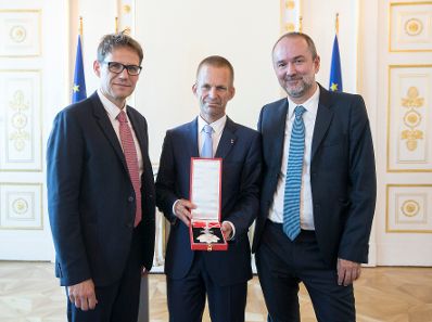 Am 11. Juli 2017 &uuml;berreichte Kanzleramtsminister Thomas Drozda (r.) das Gro&szlig;e Silberne Ehrenzeichen mit dem Stern f&uuml;r Verdienste um die Republik &Ouml;sterreich an Sektionschef Gerhard Hesse (m.). Im Bild mit dem Laudator Joachim Preiss (l.).