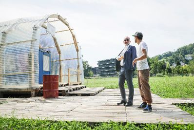 Am 19. Juli 2017 besuchte Kunst- und Kulturminister Thomas Drozda (l.) die Er&ouml;ffnung der Bregenzer Festspiele in Vorarlberg. Im Bild beim Besuch der Poolbar in Feldkirch.