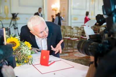 Am 25. Juli 2017 &uuml;berreichte Kunst- und Kulturminister Thomas Drozda das Goldene Ehrenzeichen f&uuml;r Verdienste um die Republik &Ouml;sterreich an Klaus Eberhartinger (im Bild).