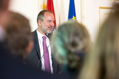 Am 25. Juli 2017 &uuml;berreichte Kunst- und Kulturminister Thomas Drozda (im Bild) das Goldene Ehrenzeichen f&uuml;r Verdienste um die Republik &Ouml;sterreich an Klaus Eberhartinger.