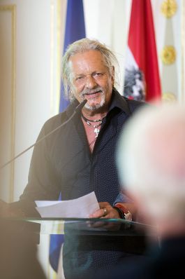 Am 25. Juli 2017 &uuml;berreichte Kunst- und Kulturminister Thomas Drozda das Goldene Ehrenzeichen f&uuml;r Verdienste um die Republik &Ouml;sterreich an Klaus Eberhartinger. Im Bild der Laudator Thomas Spitzer.