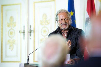 Am 25. Juli 2017 &uuml;berreichte Kunst- und Kulturminister Thomas Drozda das Goldene Ehrenzeichen f&uuml;r Verdienste um die Republik &Ouml;sterreich an Klaus Eberhartinger. Im Bild der Laudator Thomas Spitzer.