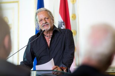 Am 25. Juli 2017 &uuml;berreichte Kunst- und Kulturminister Thomas Drozda das Goldene Ehrenzeichen f&uuml;r Verdienste um die Republik &Ouml;sterreich an Klaus Eberhartinger. Im Bild der Laudator Thomas Spitzer.