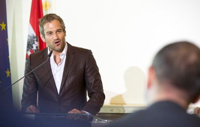 Am 25. Juli 2017 &uuml;berreichte Kunst- und Kulturminister Thomas Drozda das Goldene Ehrenzeichen f&uuml;r Verdienste um die Republik &Ouml;sterreich an Klaus Eberhartinger. Im Bild der Laudator Rainer Pototschnig.