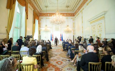 Am 25. Juli 2017 &uuml;berreichte Kunst- und Kulturminister Thomas Drozda das Goldene Ehrenzeichen f&uuml;r Verdienste um die Republik &Ouml;sterreich an Klaus Eberhartinger.